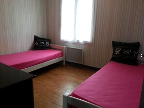 4 bedrooms, desk, iron/ironing board, free WiFi