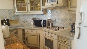 Een koelkast, een microgolfoven, een oven, een kookplaat