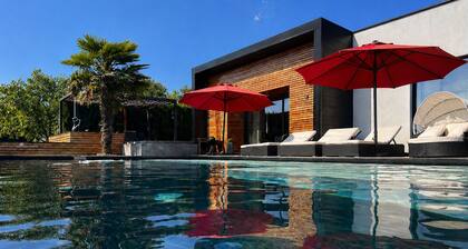 MAGNIFICENT VILLA, heated swimming pool, close to the DORDOGNE beaches.