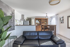 TV, DVD player, books, video library - Domaine du Grand Bec - Le Tennis, swimming pool, tennis, beach, sea view (Villerville)