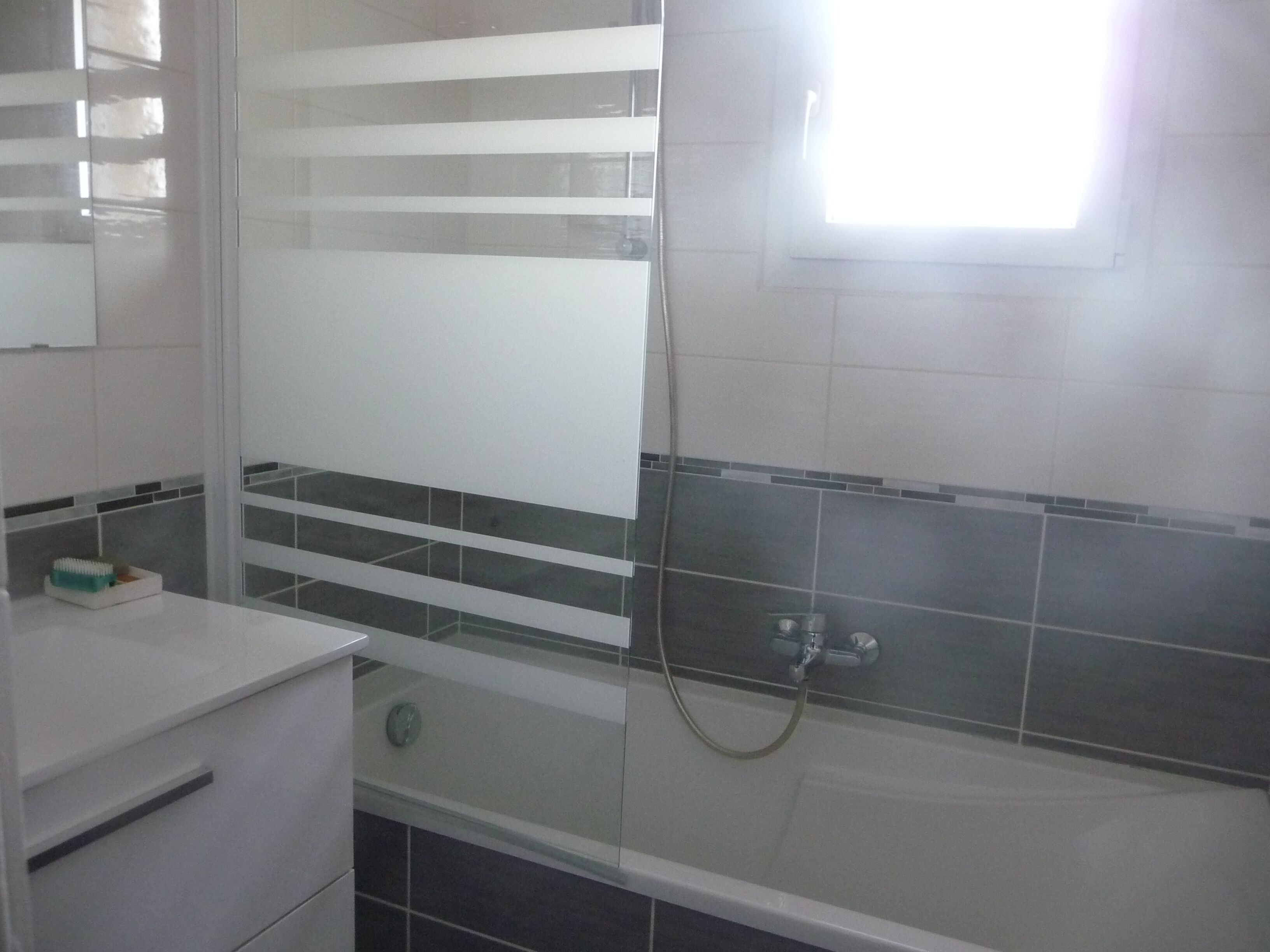 Bathtub, hair dryer, towels