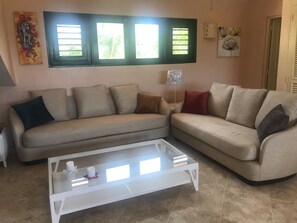 Televisión, reproductor de DVD, biblioteca de música, estéreo
