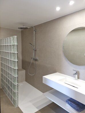 Duschwanne, Haartrockner, Bidet, Handtücher