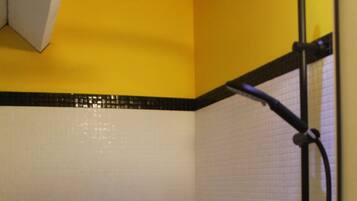 Combined shower/tub, hair dryer, towels
