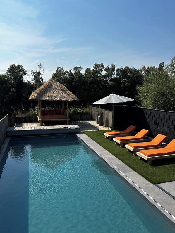 Una piscina al aire libre, una piscina climatizada