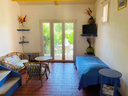 Location climatisée, piscine, jardin clôturé , chiens acceptés, wifi, parking