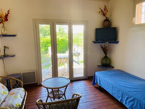 1 bedroom, desk, iron/ironing board, travel crib - Air-conditioned rental, swimming pool, fenced garden, dogs accepted, wifi, parking (Lorgues)