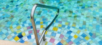 Air-conditioned rental, swimming pool, fenced garden, dogs accepted, wifi, parking