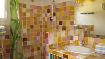 Doccia, asciugacapelli, asciugamani, shampoo