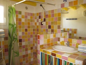 Ducha, secador de pelo, toallas y champú