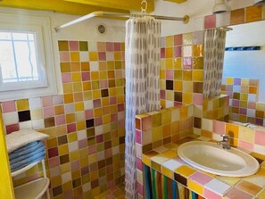 Shower, hair dryer, towels, shampoo - Air-conditioned rental, swimming pool, fenced garden, dogs accepted, wifi, parking (Lorgues)