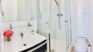 Shower, hair dryer, towels, soap - APARTMENT WITH TERRACE SEA ACCESS AT 50 M - PRESQU'ILE DE CASSIS (Cassis)