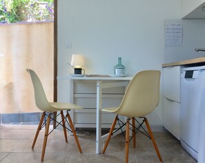 Dining - APARTMENT WITH TERRACE SEA ACCESS AT 50 M - PRESQU'ILE DE CASSIS (Cassis)