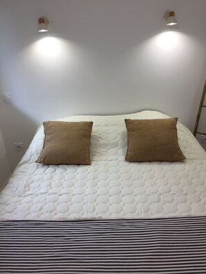 Desk, soundproofing, iron/ironing board, WiFi - APARTMENT WITH TERRACE SEA ACCESS AT 50 M - PRESQU'ILE DE CASSIS (Cassis)