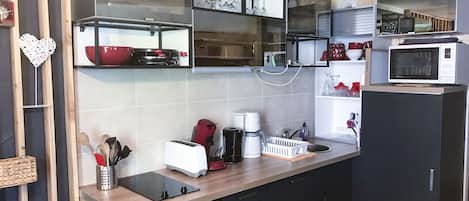 Frigorifero, microonde, forno, piano cottura