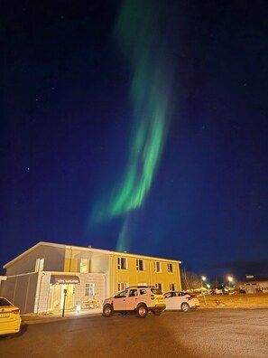 A building with a sign reading "Hôtel Kansklarinn" and a car parked in front. - Hotel Kanslarinn (Rangárþing ytra)