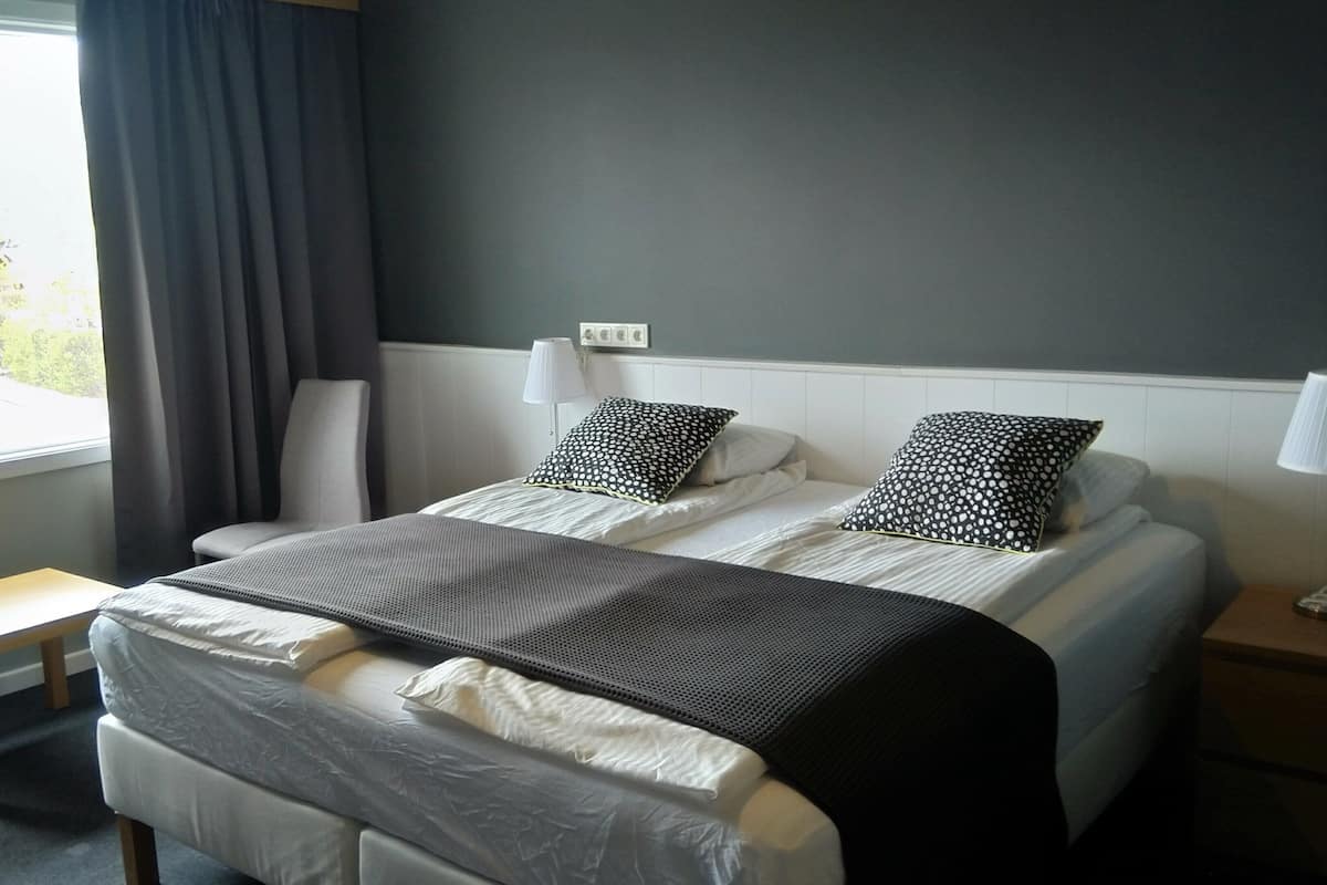 Chambre supérieure double, salle de bain privée | Bureau, rideaux d’obscurcissement, système d’insonorisation