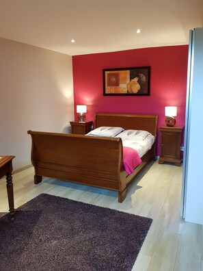 5 Schlafzimmer, Schreibtisch, schallisolierte Zimmer, Reisekinderbett