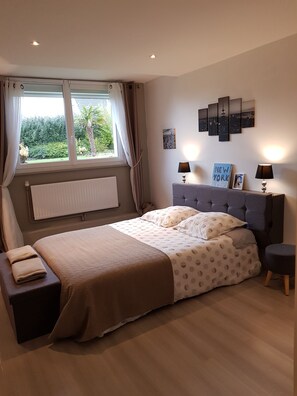 5 bedrooms, desk, soundproofing, travel crib - Property 5 ***** (For Sale), Indoor heated pool and Sauna (La Poterie-Cap-D'antifer)