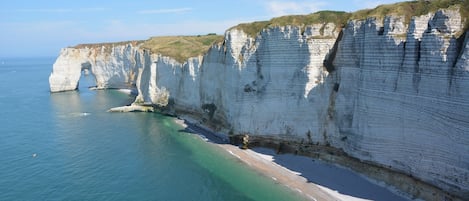 Una spiaggia nelle vicinanze, lettini da mare