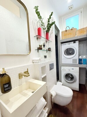 Een douche, een haardroger, handdoeken, zeep