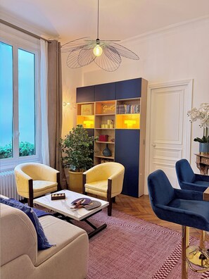 Smart-tv, een open haard, boeken en een muziekbibliotheek