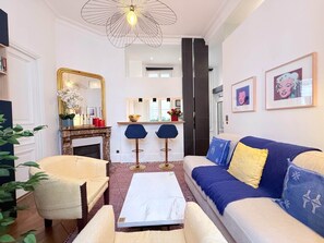 Unclassified image, 4 of 17, button