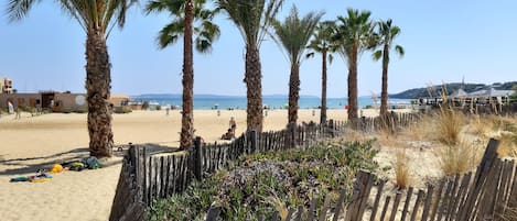 Una spiaggia nelle vicinanze