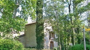 A rustic building with a stone facade, surrounded by lush greenery and trees. - Sun of the Hermitage. Villa with pool 6/8 persons, Family holidays (Carpentras)