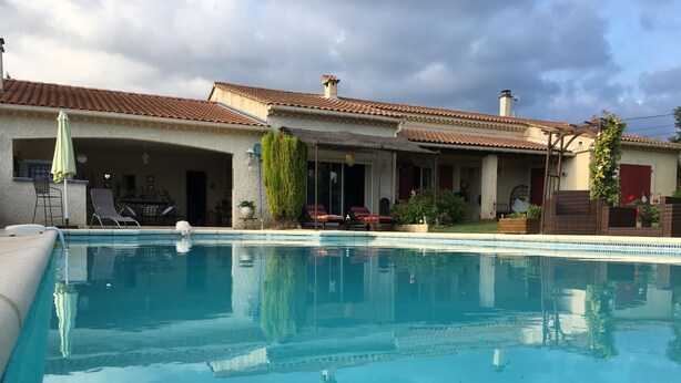 A swimming pool with lounge chairs and a patio area. - Sun of the Hermitage. Villa with pool 6/8 persons, Family holidays (Carpentras)