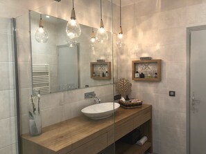 Badewanne, Haartrockner, Handtücher, Seife