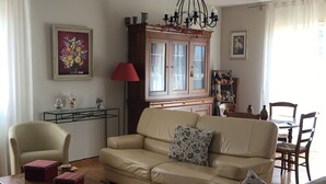 A living room with a sofa, a coffee table, a cabinet, and a chandelier. - Sun of the Hermitage. Villa with pool 6/8 persons, Family holidays (Carpentras)