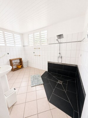 Bathroom - Superb accommodation in a green location with private pool. (Sainte Anne)