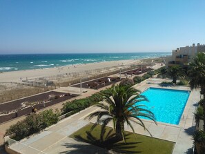 A pool area with a view of the beach and ocean. - BARCARESA-MAGNIFICENT APARTMENT RESIDENCE ARGONAUTES (Le Barcarès)