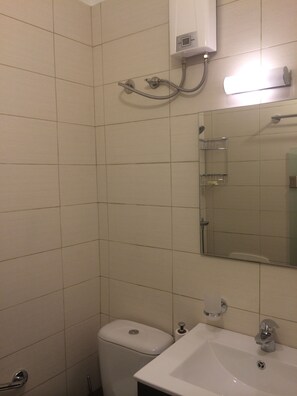 Chuveiro, secador de cabelo, toalhas de banho, sabonete