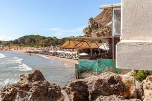 Playa en los alrededores y camastros 