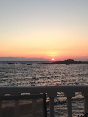 Perto da praia, espreguiçadeiras