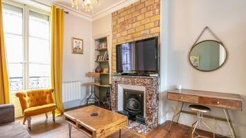 TV, fireplace, DVD player, books