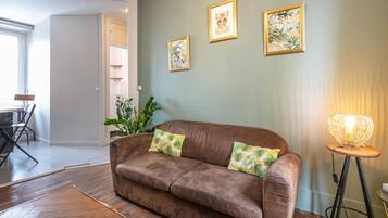 TV, fireplace, DVD player, books