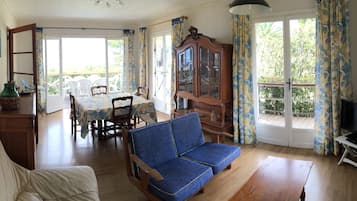 Een televisie en boeken