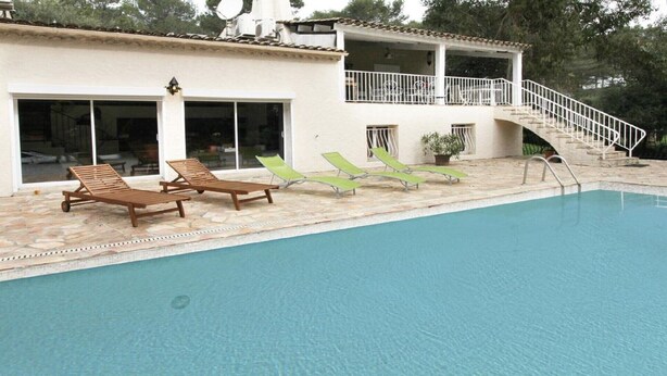 A swimming pool with lounge chairs, a covered patio, and a staircase leading to a balcony. - PROVENCAL MAS PISICINE JACUZZI CLIM 10 PEOPLE (JUAN LES PINS)
