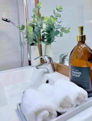 Ducha y bañera combinadas, secador de pelo, toallas y jabón