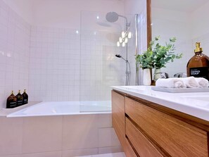 花灑/浴缸組合、風筒、提供毛巾、番梘