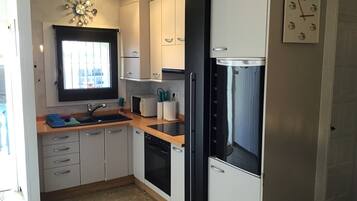 Een koelkast, een magnetron, een oven, een kookplaat