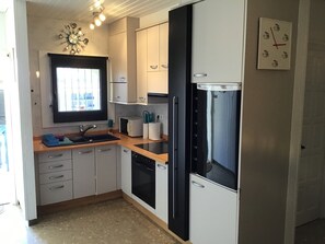 Fridge, microwave, oven, stovetop - very nice apartment, 150m from the sea, spacious, close to a beautiful pine forest, quiet (Escala)