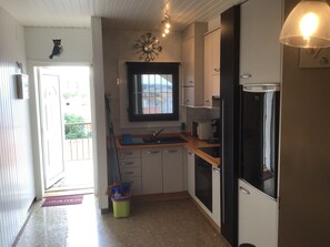 Réfrigérateur, four à micro-ondes, un four, surface de cuisson