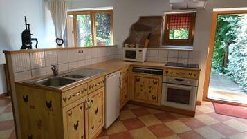 Een koelkast, een microgolfoven, een oven, een kookplaat