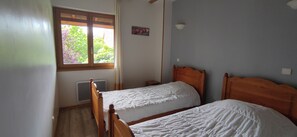 2 bedrooms, iron/ironing board, travel cot, free WiFi