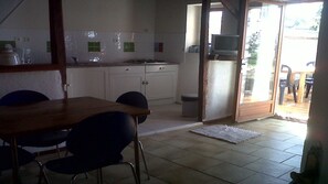 Fridge, microwave, cookware/dishes/utensils - Character house in the heart of the Loire Castles (Chailles)