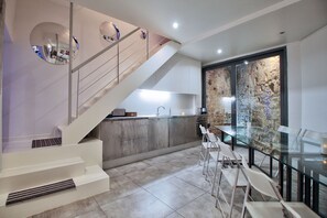 Réfrigérateur, micro-ondes, four, plaque de cuisson